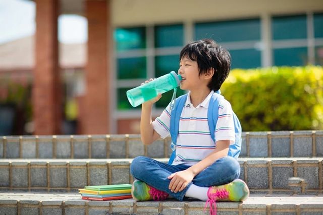 Cách giúp trẻ uống đủ nước khi đi học cả ngày ở trường